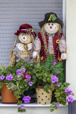İki dekoratif bebek ve çiçeklik bahçede. Heviz, Macaristan