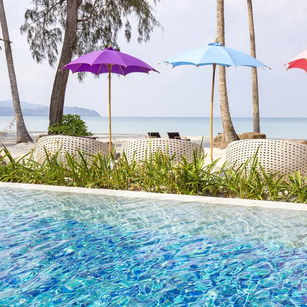 Bazén Slunečníky Lehátka Písečné Pláži Poblíž Moře Tropickém Ostrově Koh — Stock fotografie