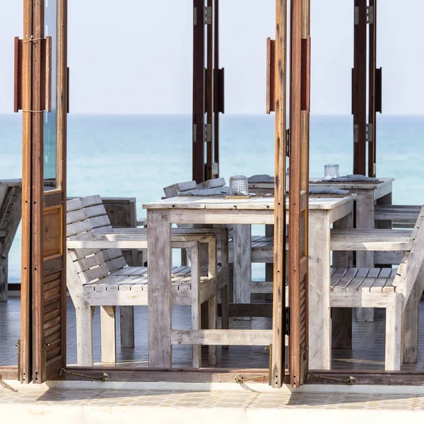 Träbord Och Stolar Tomma Café Intill Havet Bevattnar Stranden Thailand — Stockfoto