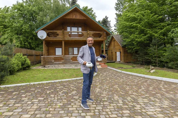 Щасливий Середнього Віку Обходиться Кухонним Начинням Дворі Біля Дерев Яного — стокове фото