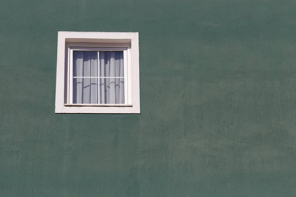 Weißes Fenster Auf Einer Alten Grünen Stuckwand Als Hintergrund Truthahn — Stockfoto