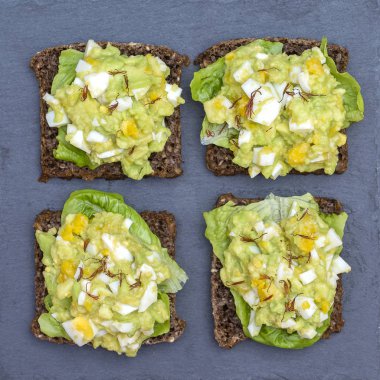 Çılbır - sağlıklı kahvaltı kavramı ve avokado sandviç, kadar en iyi Görünümü Kapat