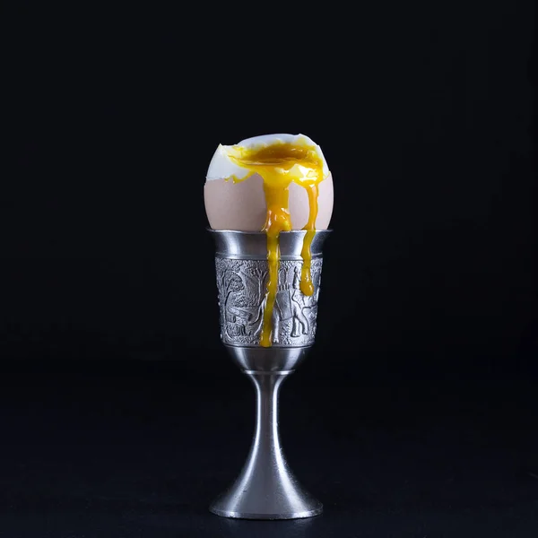Eggcup Siyah Arka Plan Üzerine Yumuşak Haşlanmış Kahverengi Yumurta Yakın — Stok fotoğraf