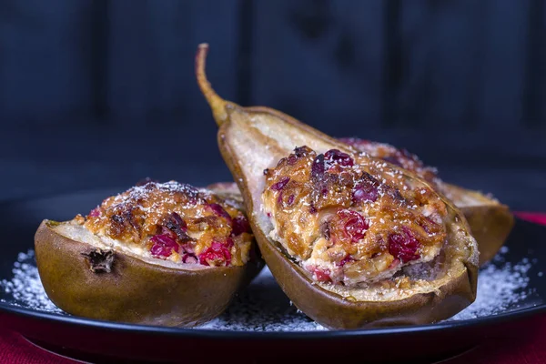 Peras Caseras Horneadas Con Miel Arándanos Rojos Nueces Plato Negro —  Fotos de Stock