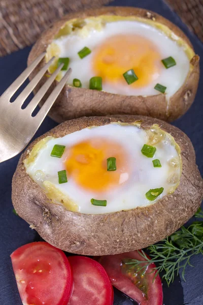 Fırında Patates Peynir Yumurta Ile Doldurulmuş Yakın Çekim — Stok fotoğraf