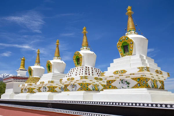 美丽的佛教佛塔 峭壁和蓝天在 Thiksey 拉达克 — 图库照片