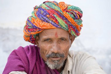 Pushkar, Hindistan - 25 Ekim 2014: yıllık Pushkar sığır Fuar, Pushkar, Rajasthan, Hindistan'ın geleneksel renkli türban giyen A Rajasthani kabile adam katılır