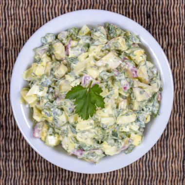 Turp salatası, haşlanmış yumurta, maydanoz ve ekşi krema beyaz kasede - sağlıklı kahvaltı konsepti, kapat.