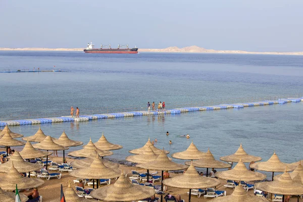 Sharm Sheikh Egitto Maggio 2018 Gente Riposa Sulla Spiaggia Vicino — Foto Stock