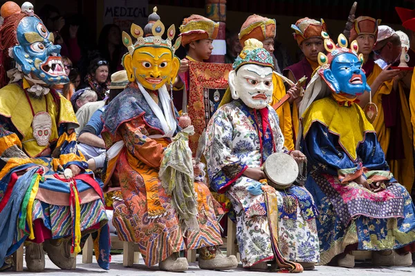 Hemis, Hindistan - 26 Haziran 2015: mistik maske giymiş Tibetli Budist lamas Tsam gizem Hemis Tse Chu Festivali, Ladakh, Kuzey Hindistan zamanında dans