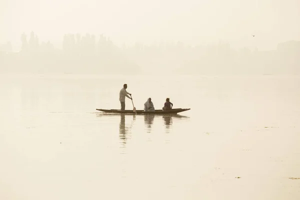 Srinagar Indien Birgitha 2015 Livsstil Sjön Dal Lokala Människor Använder — Stockfoto