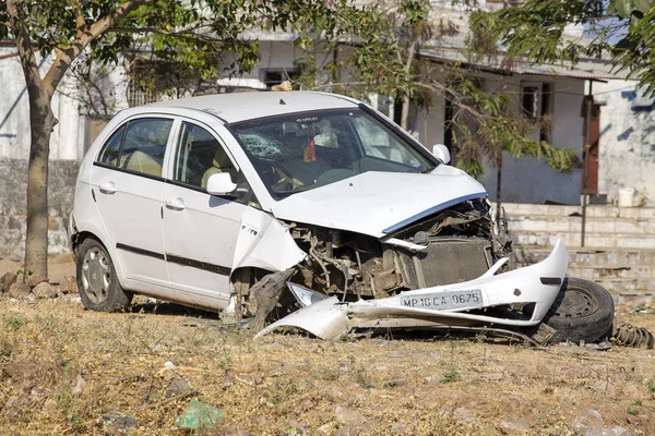 Mandu Indie Února 2017 Bílé Auto Poškodila Havárie Zaparkované Ulici — Stock fotografie