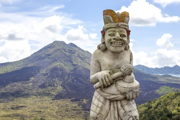 Scultura Tradizionale Balinese Sullo Sfondo Del Vulcano Batur Isola Bali — Foto Stock