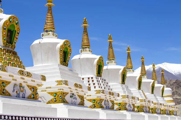Accordi Buddhisti Stupa Bianchi Montagne Dell Himalaya Sullo Sfondo Vicino — Foto Stock