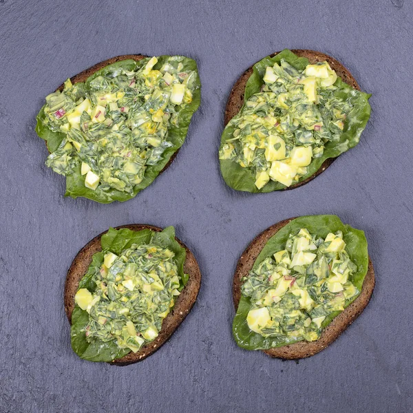 野生のニラ 玉子とスライスのパン 健康的な朝食の概念にサワー クリーム サンドイッチ クローズ アップ トップ ビュー — ストック写真