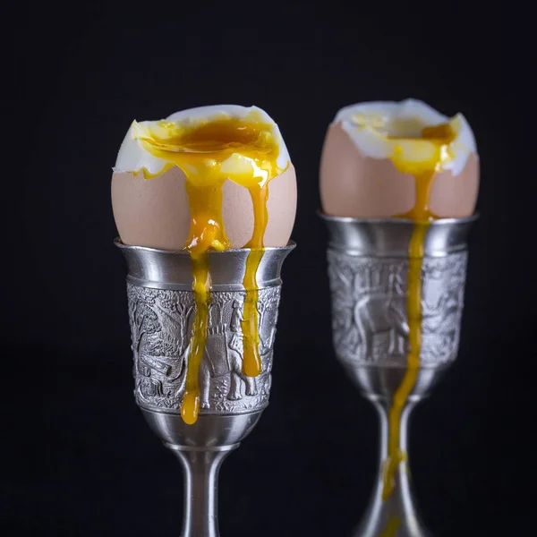 Eggcup Siyah Arka Plan Üzerine Yumuşak Haşlanmış Kahverengi Yumurta Yakın — Stok fotoğraf
