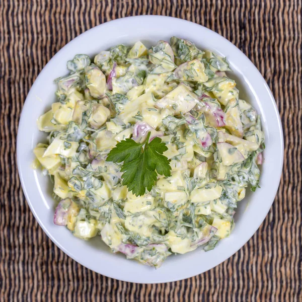 Salat Aus Rettich Gekochtem Petersilie Und Saurer Sahne Weißer Schüssel — Stockfoto