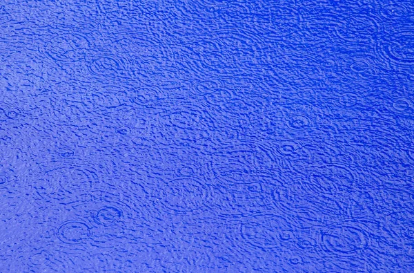 Fuertes Gotas Lluvia Cayendo Sobre Piscina Fondo Agua Azul — Foto de Stock