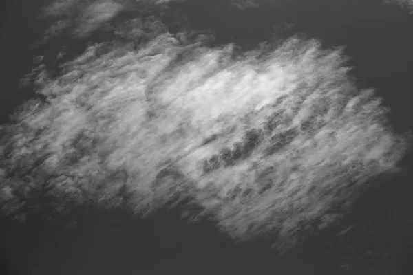 Obloha Bílé Mraky Přírodní Pozadí Černá Bílá — Stock fotografie