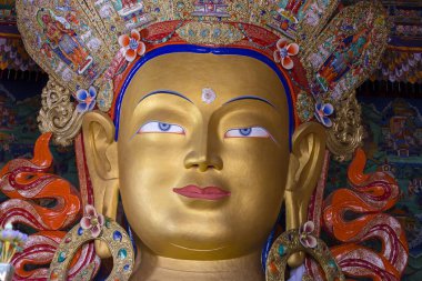 Maitreya Buda yüz gözleri kapatalım. Thiksey Gompa. Ladakh, Hindistan. Yakın çekim