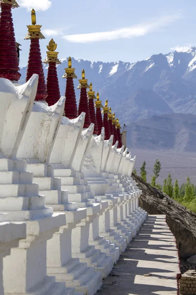 Buddhist Chortens White Stupa Himalayas Mountains Background Shey Palace Ladakh — Stock Photo, Image