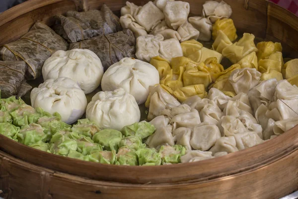 Friss Dim Sum Bambuszgőzösben Kínai Konyha Eladó Egy Helyi Piacon — Stock Fotó