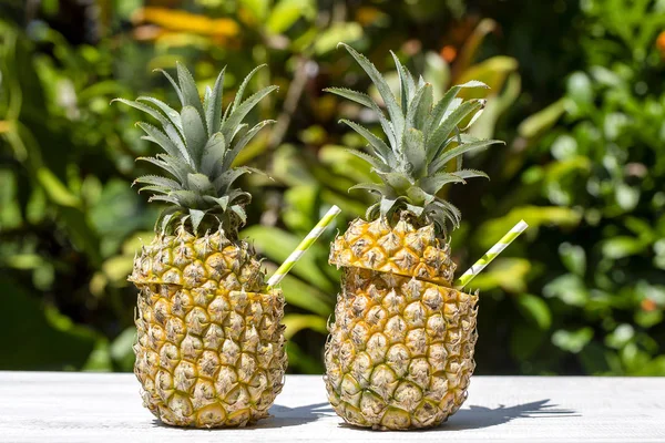 Pina Colada Koktejl Čerstvém Dvou Ananas Tropické Zahradě Zblízka Ostrov — Stock fotografie