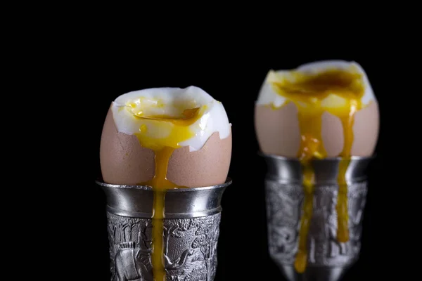 Eggcup Siyah Arka Plan Üzerine Yumuşak Haşlanmış Kahverengi Yumurta Yakın — Stok fotoğraf