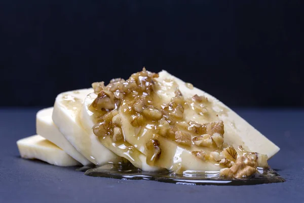 Suluguni チーズ クルミ 黒スレート大皿背景の上に蜂蜜をクローズ アップ — ストック写真