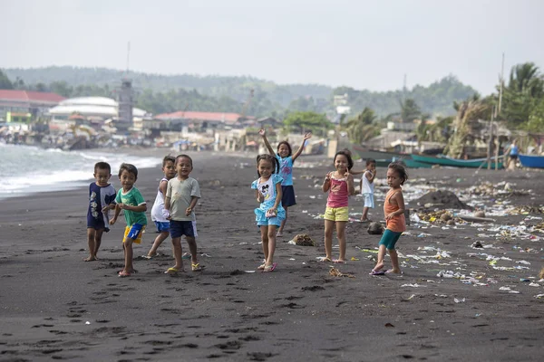 菲律宾 Legazpi 2014年3月18日 在菲律宾 Legazpi 马荣火山火山附近的海滩上 身份不明的贫穷但健康的儿童团体肖像 — 图库照片