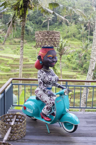 Bali Indonesia March 2018 Figure Dark Skinned Woman Sits Motorcycle — Stock Photo, Image