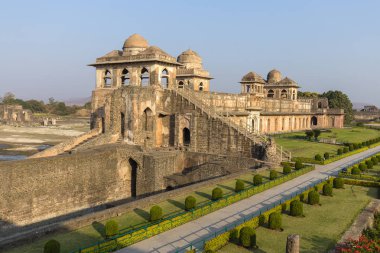 Mahal Jahaz, gemi Palace Sunrise. Mandu, Madhya Pradesh. Hindistan. Arka planda eski Hint mimarisi