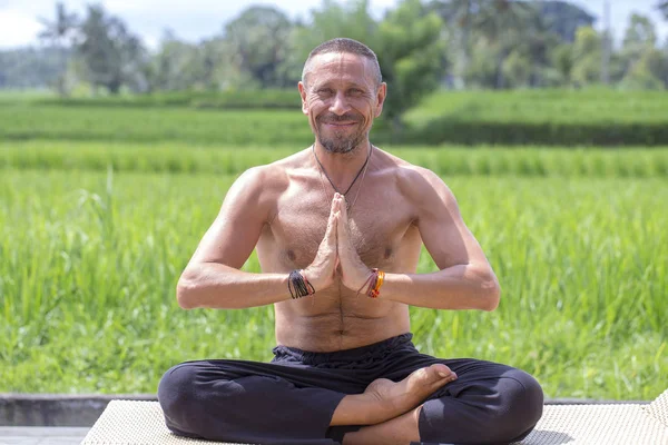 Man Doing Yoga Meditating Position Green Rice Terrace Tropical Island — Stock Photo, Image