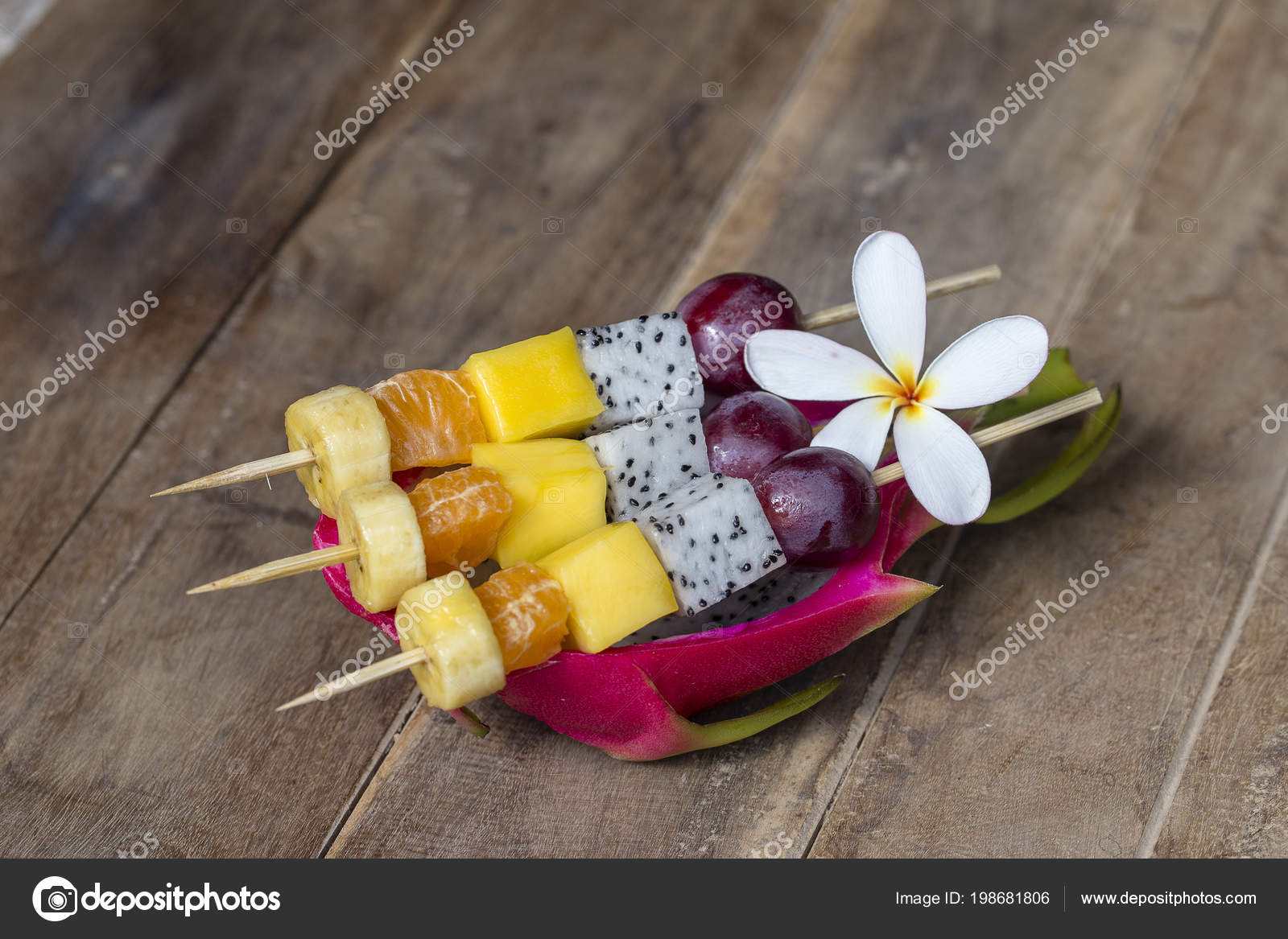 Fruta Tropical Fresca Espetos Pele Fruto Dragão Café Manhã São fotos,  imagens de © OlegDoroshenko #198681806