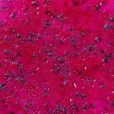 Arka planda egzotik pembe ejderha meyvesi kesilmiş makro fotoğraf. Ejderha meyvesi yaklaş. Pitahaya desenli fotoğraf. Tatlı tropikal meyve, sulu pitaya kesimi