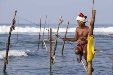 Koggala, Sri Lanka - 9 Kasım 2014: Tanımlanamayan yerel balıkçılar benzersiz tarzı balık. Bu tür Balık tutma için Güney Sri Lanka Hint Okyanusu'nda geleneksel.