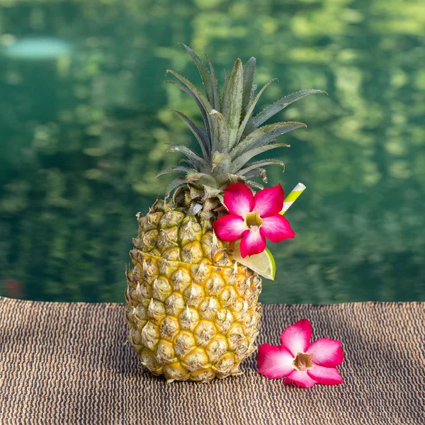 在游泳池附近的新鲜菠萝飘香鸡尾酒 巴厘岛岛 印度尼西亚 — 图库照片