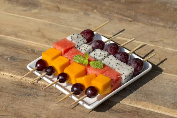 Fruta Tropical Fresca Uvas Mango Sandía Pitahaya Pinchos Plato Blanco — Foto de Stock