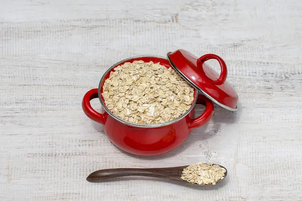 Sartén Roja Con Copos Avena Secos Sobre Mesa Madera Blanca — Foto de Stock