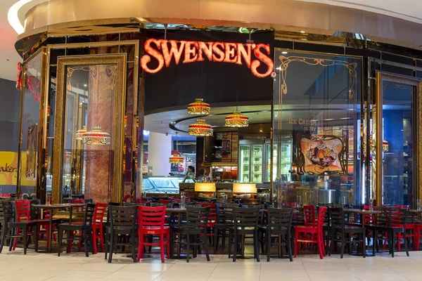 2013年11月19日 斯文森的餐厅在暹罗百诺肯购物中心的外部视图 这是一个全球连锁的冰淇淋餐厅 开始在旧金山 加利福尼亚州 — 图库照片
