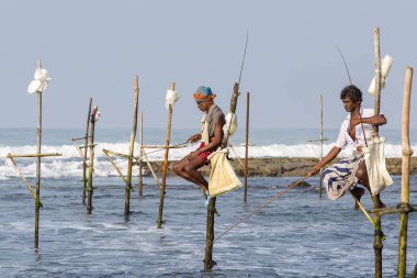 Koggala, Sri Lanka - 9 Kasım 2014: Tanımlanamayan yerel balıkçılar benzersiz tarzı balık. Bu tür balık tutma için Güney Sri Lanka Hint Okyanusu'nda geleneksel.