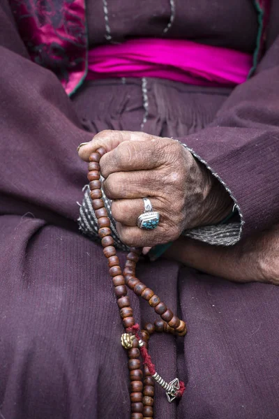 Old Hands Tibetan Woman Holding Prayer Buddhist Beads Hemis Monastery — Stock Photo, Image