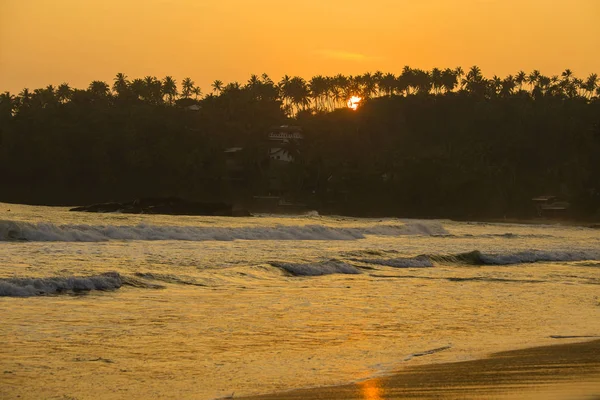 Praia Areia Tropical Onda Água Mar Mirissa Durante Pôr Sol — Fotografia de Stock