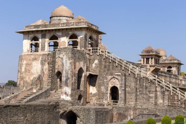 Mahal Jahaz, gemi Palace Sunrise. Mandu, Madhya Pradesh. Hindistan. Arka planda eski Hint mimarisi