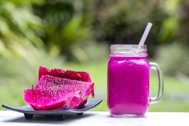 Taze smoothies dragon meyve, muz, mango ve papaya cam kupa. Ada Bali Ubud, Endonezya. Yakın çekim
