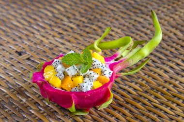 Dragon meyve cilt - sağlıklı kahvaltı, ağırlık kaybı kavramı içinde taze tropikal meyve salatası. Tayland, yakın