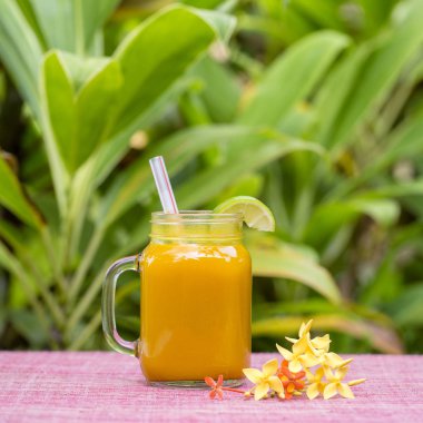 Zerdeçal, zencefil, limon ve ballı enerji içeceği cam bardak, doğa arka planı, kapat