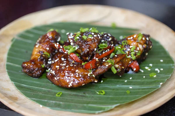 Indonesische Schotel Gebakken Kippenvleugels Met Sesamzaad Sweet Chili Saus Close — Stockfoto