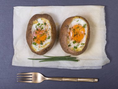 Fırında patates peynir ve yumurta ile doldurulmuş, yakın çekim