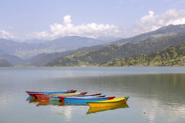 Lake Phewa su ve arka planda Himalaya Dağları ile ahşap tekneler Pokhara, Nepal